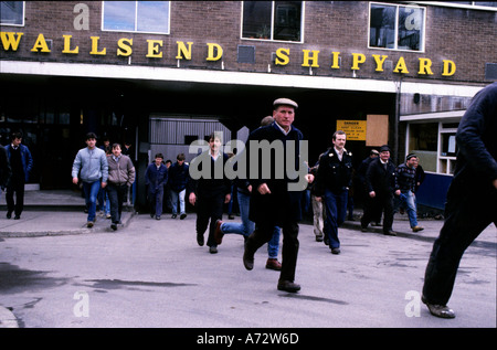 WALLSEND SHIPYARD 1985 SWAN HUNTERS WALLSEND NEWCASTLE END OF SHIFT ...