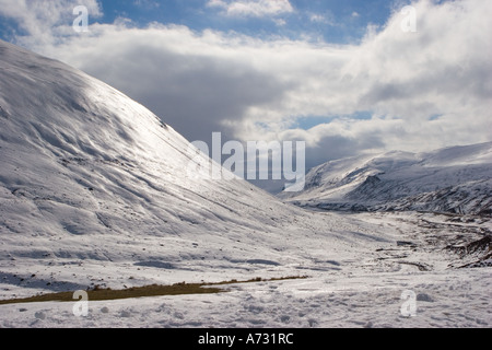 Scottish winter snow. Roads at the Glenshee ski area, Cairnwell Pass summit on the A93 between Glenshee & Braemar, Highlands, Grampian, Scotland UK Stock Photo