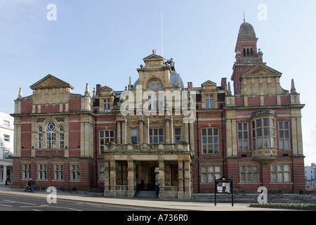 The Town Hall, and a statue of in Royal Leamington Spa, Warwickshire, England Stock Photo