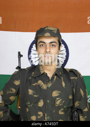 VDA 201735 Indian army soldier standing with gun in front of flag of india in background MR 702A Stock Photo