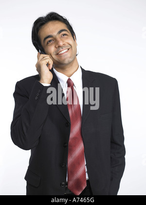 VDA 201928 South Asian Indian executive talking on mobile phone MR 702A Stock Photo
