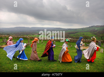 CHILDREN IN COSTUME BEFORE A PRIMARY SCHOOL NATIVITY PLAY IN A CHURCH DORSET UK Stock Photo