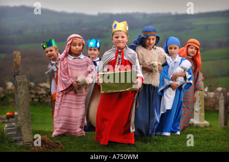 CHILDREN IN COSTUME BEFORE A PRIMARY SCHOOL NATIVITY PLAY IN A CHURCH DORSET UK Stock Photo