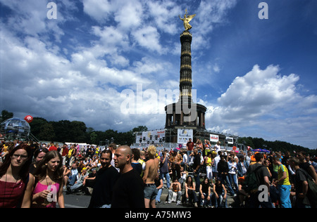 Young people gathering round Berlin Victory Monument for Love Parade in 2003 Stock Photo