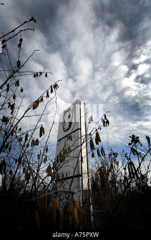 A CLOSED AND OVERGROWN  MG ROVER GROUP CAR DEALERSHIP IN WARWICKSHIRE,ENGLAND.UK Stock Photo