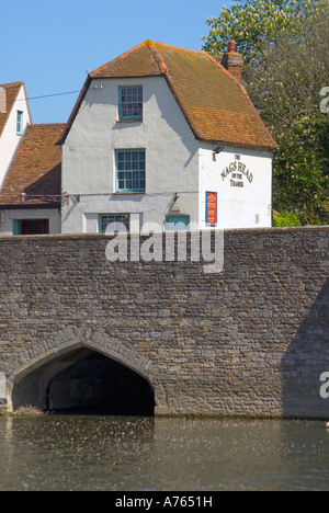 Abingdon, Oxfordshire, England. The Nags Head pub sits on the bridge over the River Thames Stock Photo