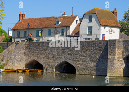 Abingdon, Oxfordshire, England. The Nags Head pub sits on the bridge over the River Thames Stock Photo