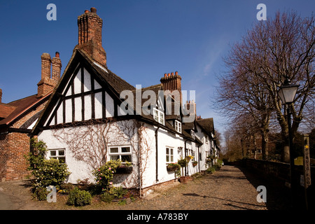 UK Cheshire Vale Royal Great Budworth School Lane cottages beside St Marys Parish church Stock Photo