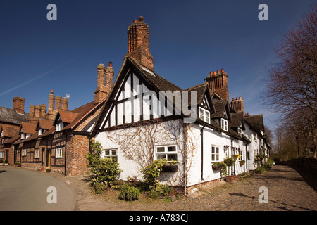 UK Cheshire Vale Royal Great Budworth cottages beside St Marys Parish church Stock Photo