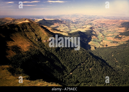 france auvergne massif central parc naturel regional des volcans d auvergne view from the summit of puy mary france europe