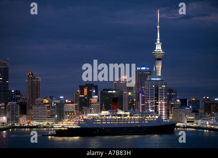 The cruise ship QE2 arrives in Auckland New Zealand at daybreak on Sunday 11 February 2007 Stock Photo