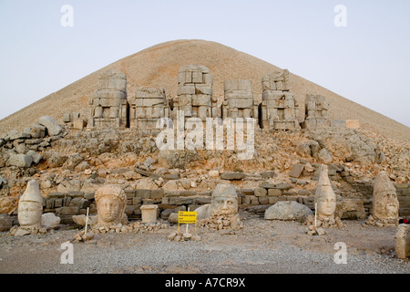 Giant stone heads infront of the Antiochus 1 Epiphanes funery mound, Mount Nemrut, South-eastern Anatolia Stock Photo