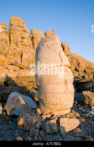 Giant stone heads infront of the Antiochus 1 Epiphanes funery mound, Mount Nemrut, South-eastern Anatolia Stock Photo