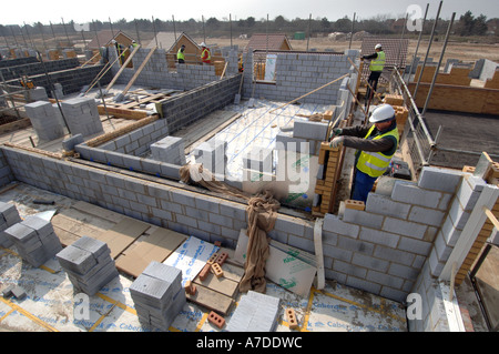 Bricklayers at work on a Persimmon Homes housing development Stock Photo
