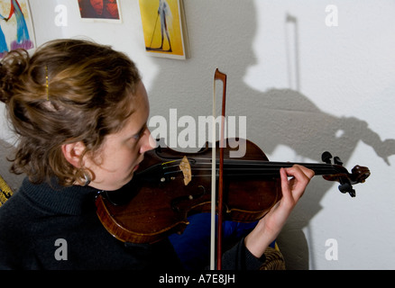 Young woman playing the violin Stock Photo - Alamy