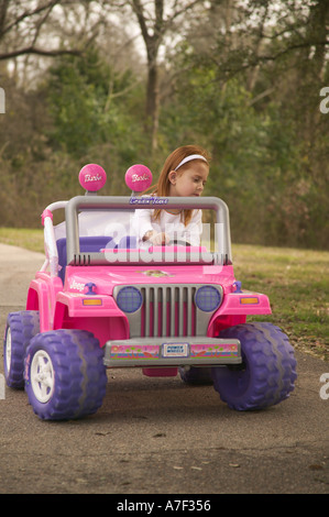  Pink barbie jeep fotografías e imágenes de stock de alta resolución