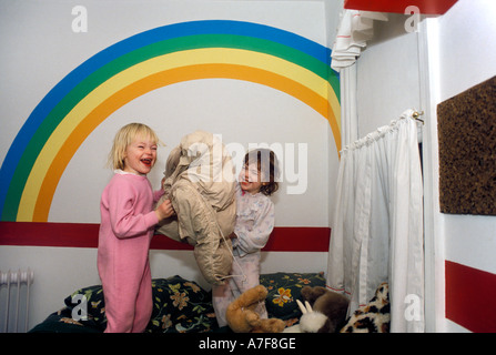 Detroit Michigan Simone Landon left 3 and Mariel West 4 play in Mariel s bedroom Stock Photo
