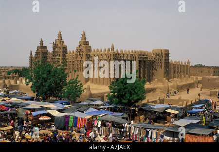 Djenné mosque on market day, the largest mud structure in the world was first built in 1907, Djenné, Mali Stock Photo