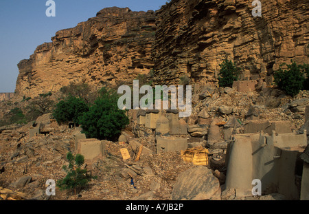 Ireli village below Bandiagara escarpment, Dogon Country, Mali Stock Photo
