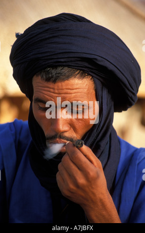 Tuareg smoking his pipe in the Sahara desert, Timbuktu, Mali Stock Photo