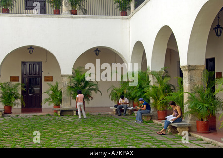 Students relaxing in the inner courtyard of the University of Yucatan Stock Photo