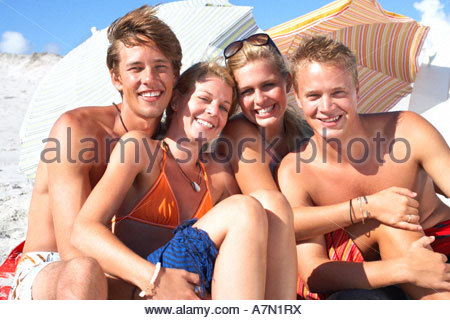 Swinger telegram. Семейные пары свингеров на пляже. Молодые свингеры на море. Две пары свингеров на пляже. Развлечения свингеров на пляже.