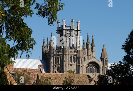 ELY CATHEDRAL CAMBRIDGESHIRE SITS HIGH ON THE ISLE OF ELY ABOVE THE ...