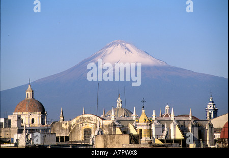 Mexico, Puebla State, Popocatepelt volcano above the Puebla city Stock Photo