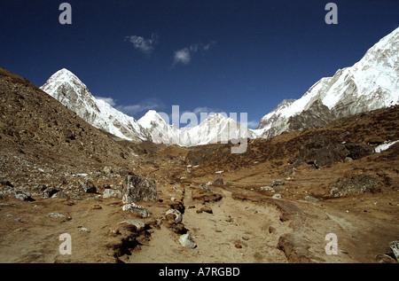 snow capped peaks form an imposing barrier to Mount everest on the rout from Lobuche to Gorak Shep Stock Photo