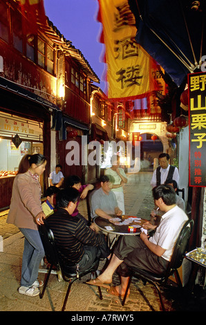 China, Shanghai, people playing cards in a street in Tong Li Stock Photo