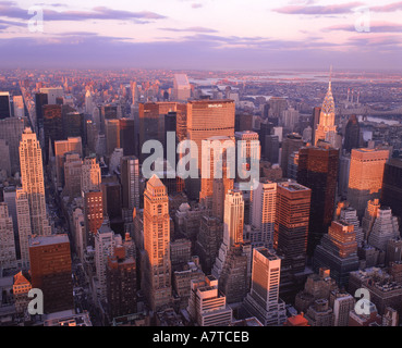 The skyline of Midtown Manhattan in New York with the famous Empire ...