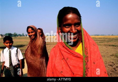 India, Bihar State, Bodhgaya, women going to work in the fields Stock Photo