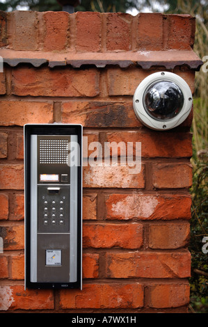AUTOMATED SECURITY ENTRY SYSTEMS ON THE GATEPOST OF A HOUSE UK Stock Photo