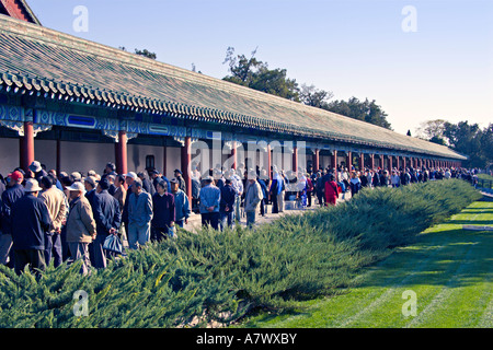 CHINA BEIJING Elderly Chinese citizens gather early in the morning at the pavilion of the Temple of Heaven Stock Photo