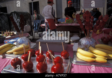 Toffee apples on a table for sale at a market stall New York Stock Photo
