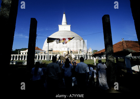 Sri Lanka, North Central region, Anuradhapura, pilgrims at dagoba Ruwanweliseya, cupola of 90m Stock Photo