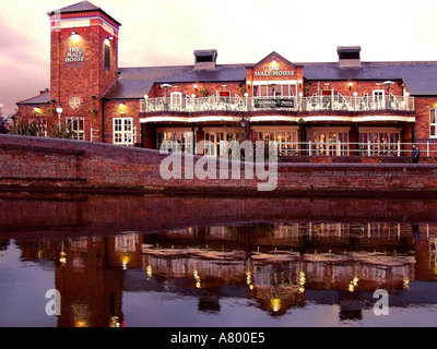 Birmingham Main Line Canal Farmers Bridge Junction Malt House Pub Stock Photo