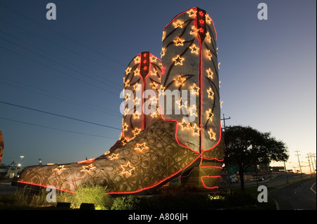 File:Big cowboy boots at the North Star Mall (San Antonio, Texas) 003.jpg -  Wikimedia Commons