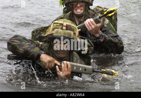 TERRITORIAL ARMY SOLDIERS ON EXERCISE AT SANDHURST ROYAL MILITARY ACADEMY UK 2005 PHOTO BY JOHN ROBERTSON Stock Photo