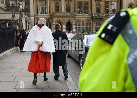 Lord Chancellors Breakfast, a High Court Judge arrives at Westminster Abbey, police officer on duty London England 2006 2000s UK HOMER SYKES Stock Photo