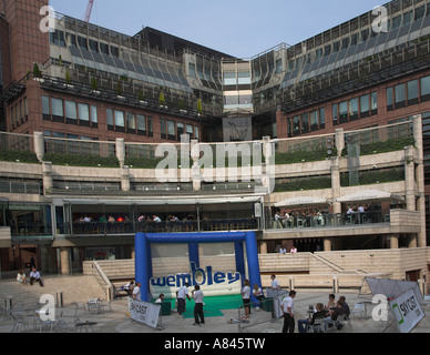 Lunchtime entertainment in the arena Broadgate Circus, City of London, England Stock Photo