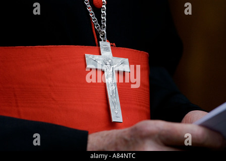 CARDINAL CORMACK CARDINAL CORMACK MURPHY O CONNOR EASTER GOOD FRIDAY PROCESSION CATHOLIC RELIGION WESTMINSTER ABBEY WESTMINSTER Stock Photo