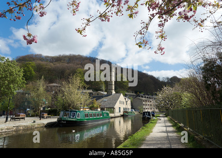 Narrow Boat on the Rochdale Canal in the town centre, Hebden Bridge, Calder Valley, West Yorkshire, England, UK Stock Photo