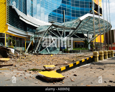 badly damaged shopping mall after the may 2006 earthquake yogyakarta indonesia Stock Photo