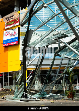 badly damaged shopping mall after the may 2006 earthquake yogyakarta indonesia Stock Photo