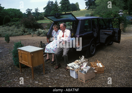 Country house sale auction Newnham Hall Northamptonshire 1994,  buyers take antiques and general effects just purchased  to their cars 1990s UK Stock Photo