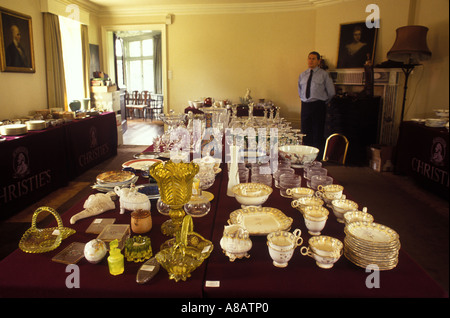Country house auction at Newnham Hall Northamptonshire 1994,  viewing day  auctioneers  ordinary glassware on a table  security . 1990s UK  HOMER SYKES Stock Photo