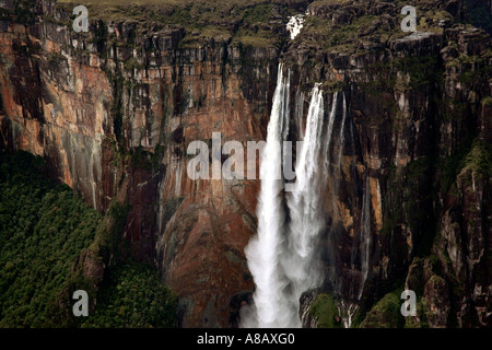 Angel Falls, the world's highest waterfall (979 m) plunging from the cliff edge of Auyán-tepui in Venezuela's Gran Sabana Stock Photo