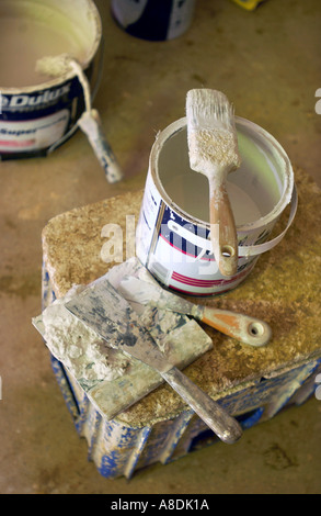 A PAINTER AND DECORATORS PAINT AND BRUSH AND PALLET KNIVES ON AN UPTURNED CRATE UK FEB 2005 Stock Photo