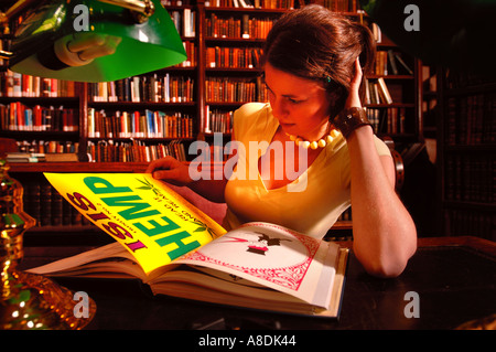 A STUDENT READS COPY OF OXFORD UNIVERSITYS ISIS MAGAZINE FROM 1992 WITH A FRONT PAGE ARTICLE ABOUT HEMP WHEN IT WAS BEING EDITED Stock Photo